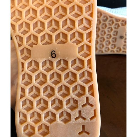 J/SLIDES URBEN SPORT - L Sz 6 - Silver Metallic Knit “Tiger M” Sneakers. NWTIB! - Picture 16 of 16